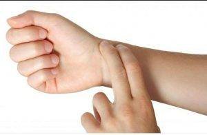 ضربان قلب | نحوه صحیح اندازهگیری ضربان قلب و فشار خون دکتر شاهرخ تقوی❤️فوق تخصص قلب و عروق نحوه-صحیح-گرفتن-نبض-و-اندازه-گیری-ضربان-قلب.jpg